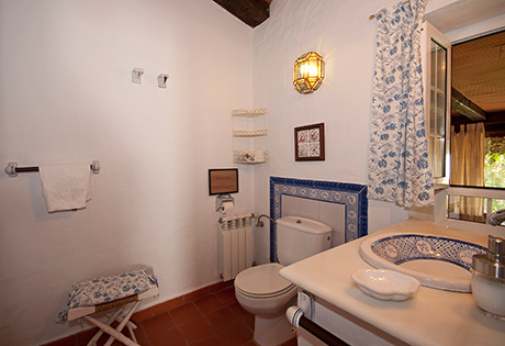 Holiday cottages for couples in Pelayo bathroom