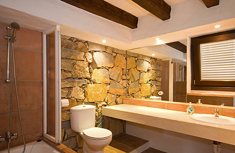 Beautiful estate to rent in Casares bathroom