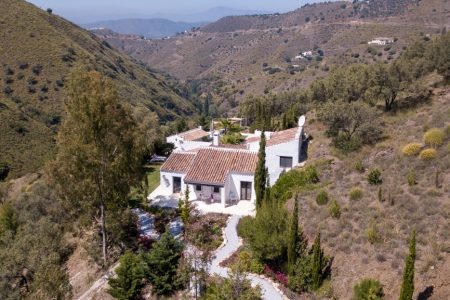 ZX17 A great holiday home – with heated pool