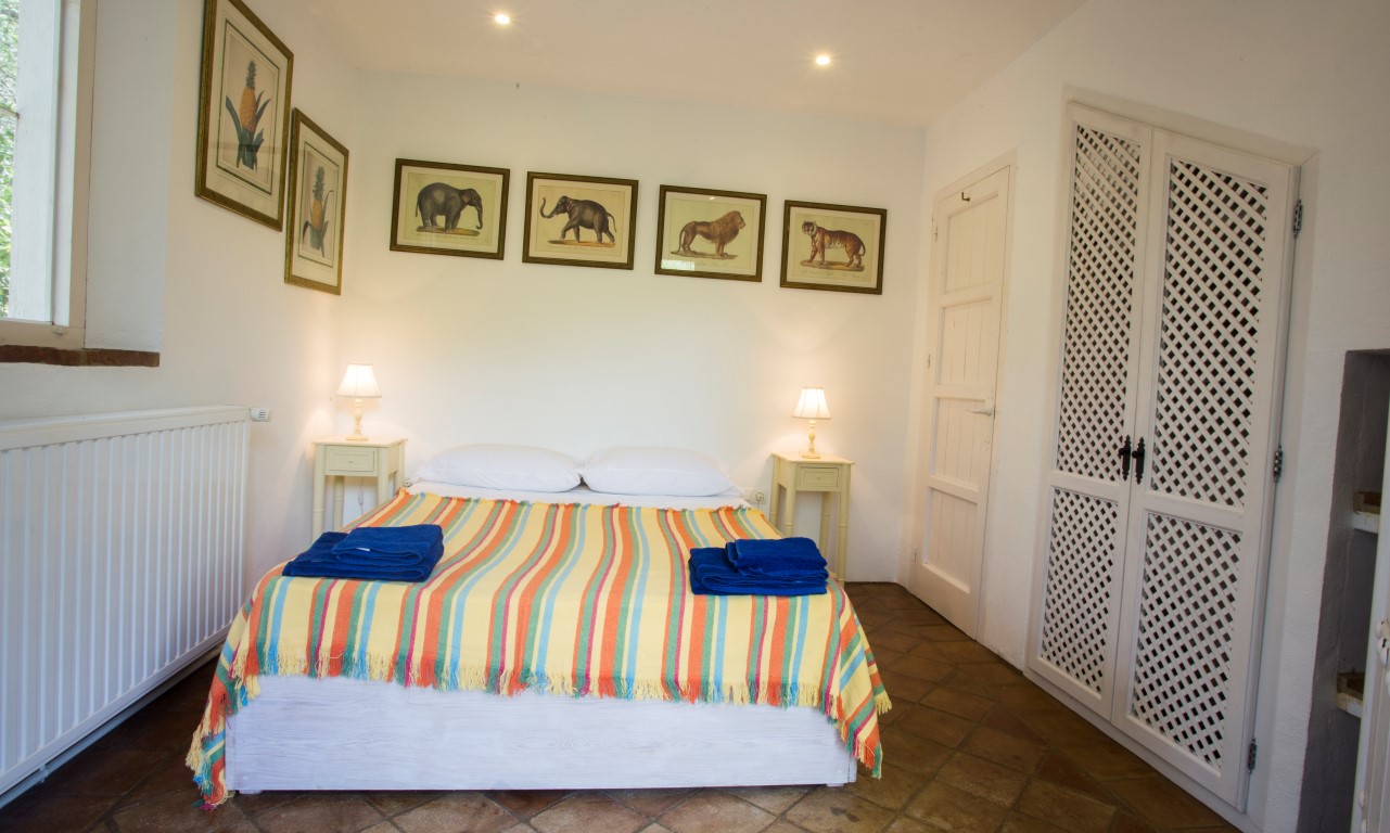 ZC65 Farmhouse with a magnificent setting in Jimena