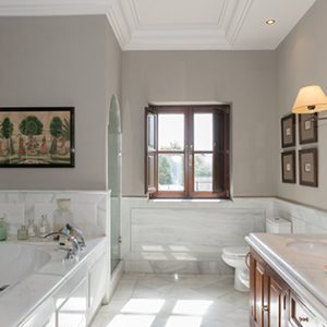 Villa to rent in Marbella bathroom